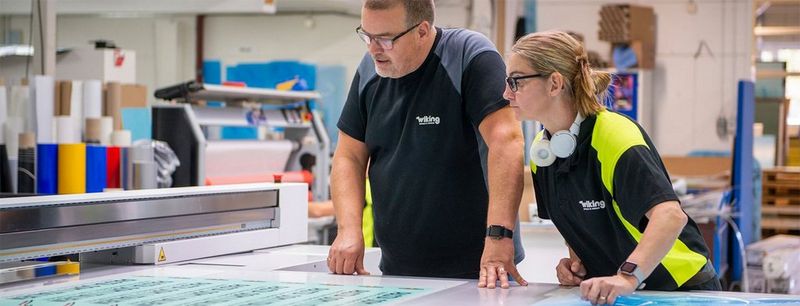Wiking employees with Arizona 2380 XTF flatbed printer