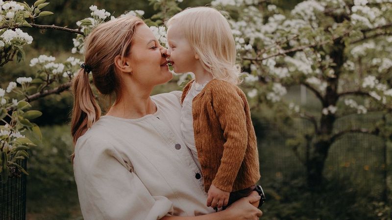Woman-cuddling-child-susanna-hynynen