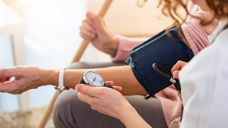Ein leeres Krankenhausbett. Die Laken sind zerknittert, als hätte gerade jemand darin gelegen.