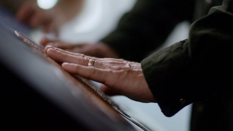 Gros plan sur les mains qui ressentent l'impression en relief