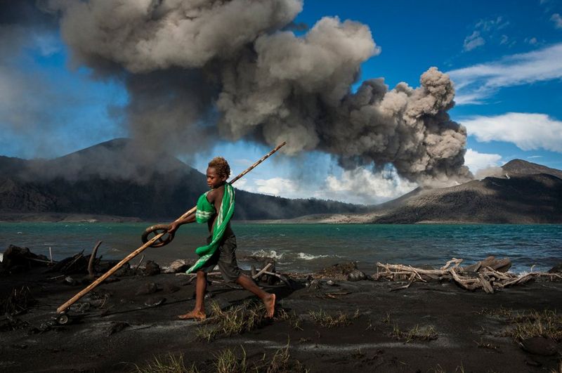 Fotografia "Munganau Walks Home" di Ulla Lohmann