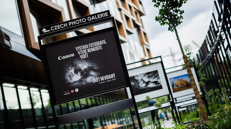 Výstava fotografií, které mohou vidět i nevidomí
