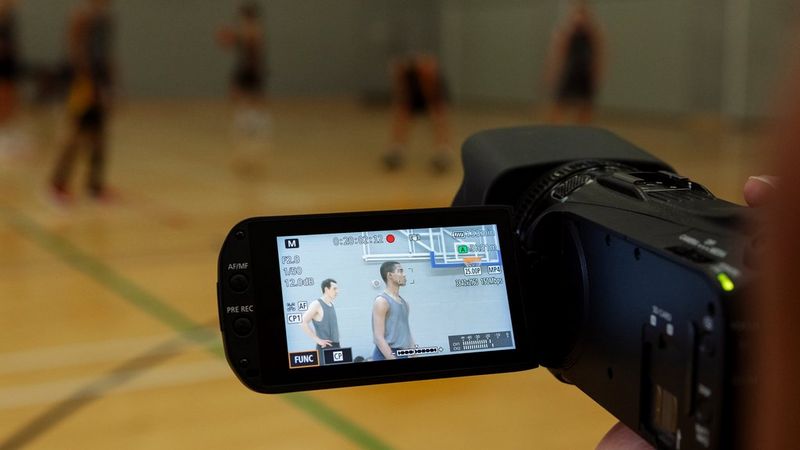 Fast, precise focusing with face detection