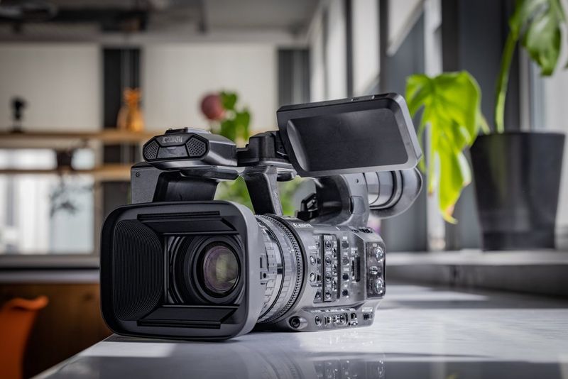 Een Canon XF605-videocamera op een bureau.