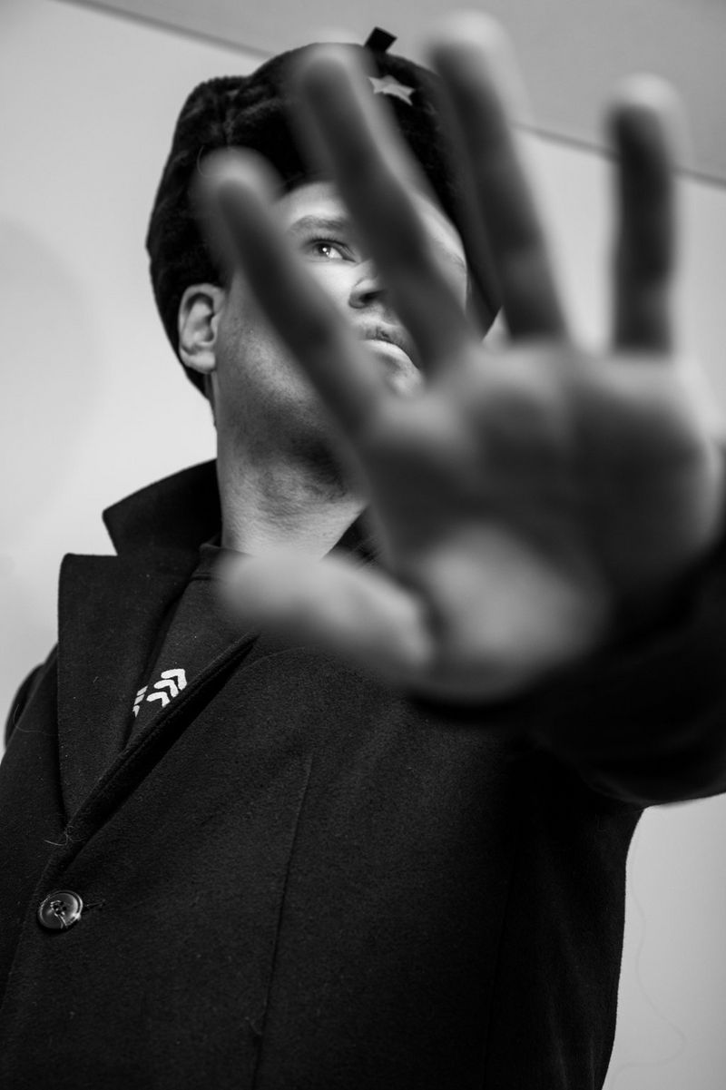 Teemun mustavalkoinen kuvateos käsitteli hänen omakuvaansa ja identiteettiä.