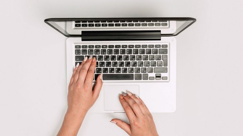 Calme, cool et compatissante : Zoë Rose maintient la cybersécurité à la mode