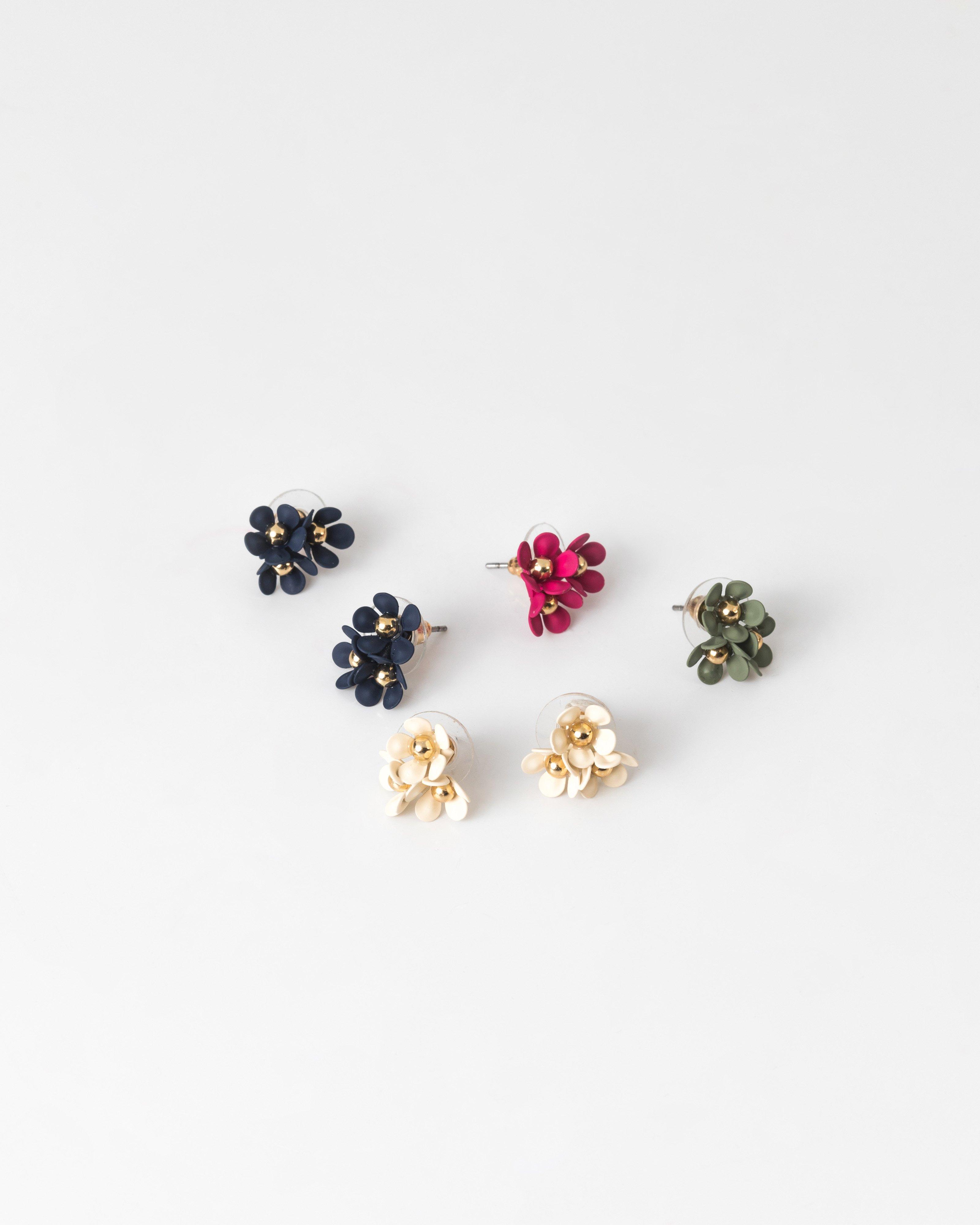 Trio Cluster Flower Stud -  black