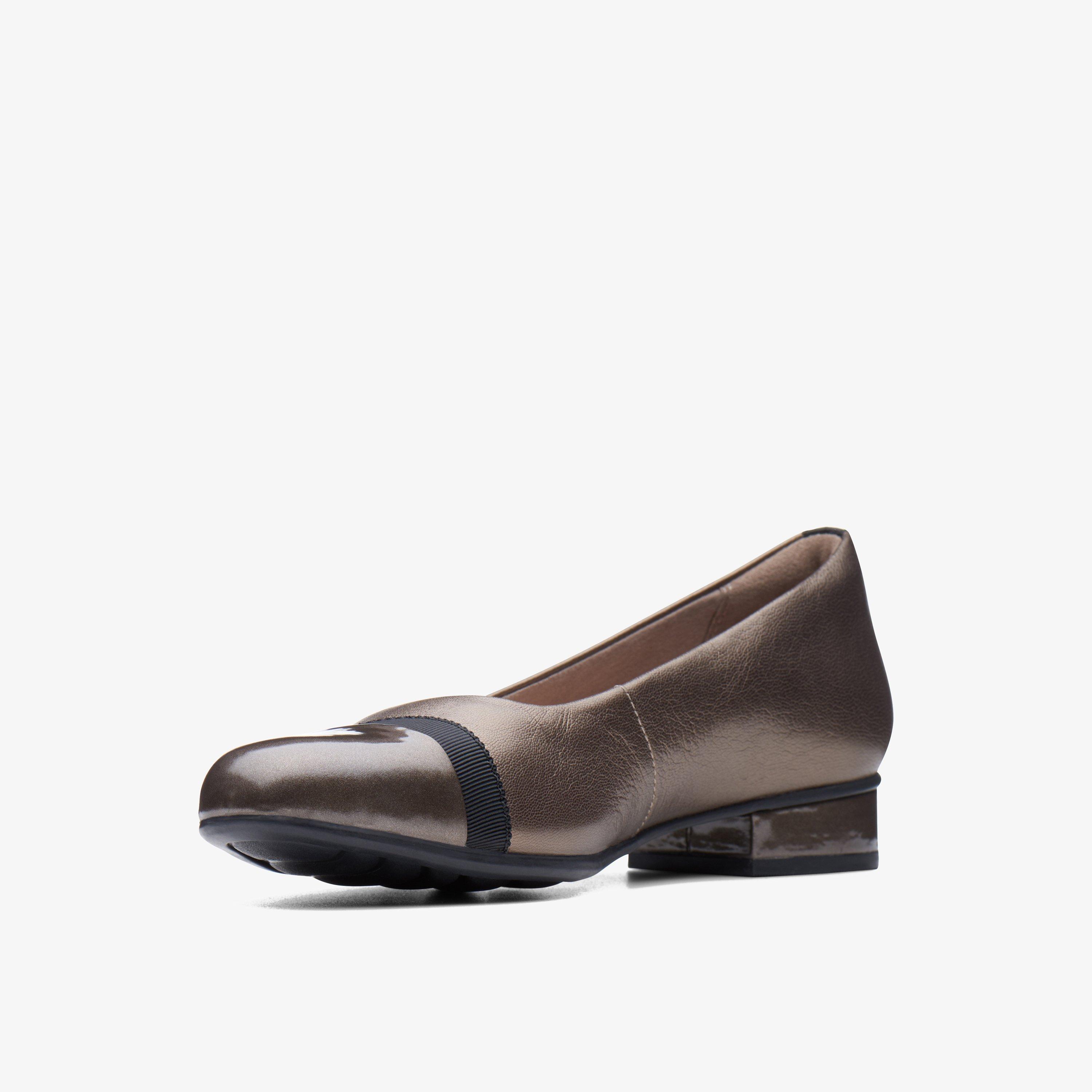Clarks outlet wide fit 2025