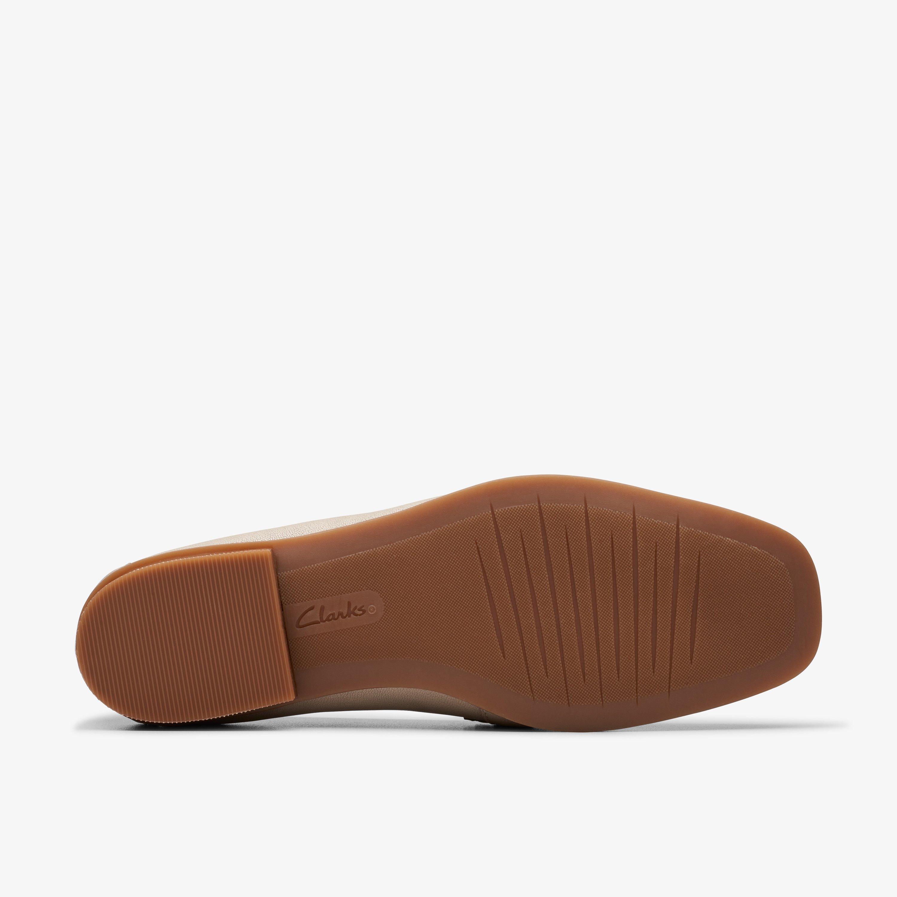 Wide fit on sale shoes clarks outlet