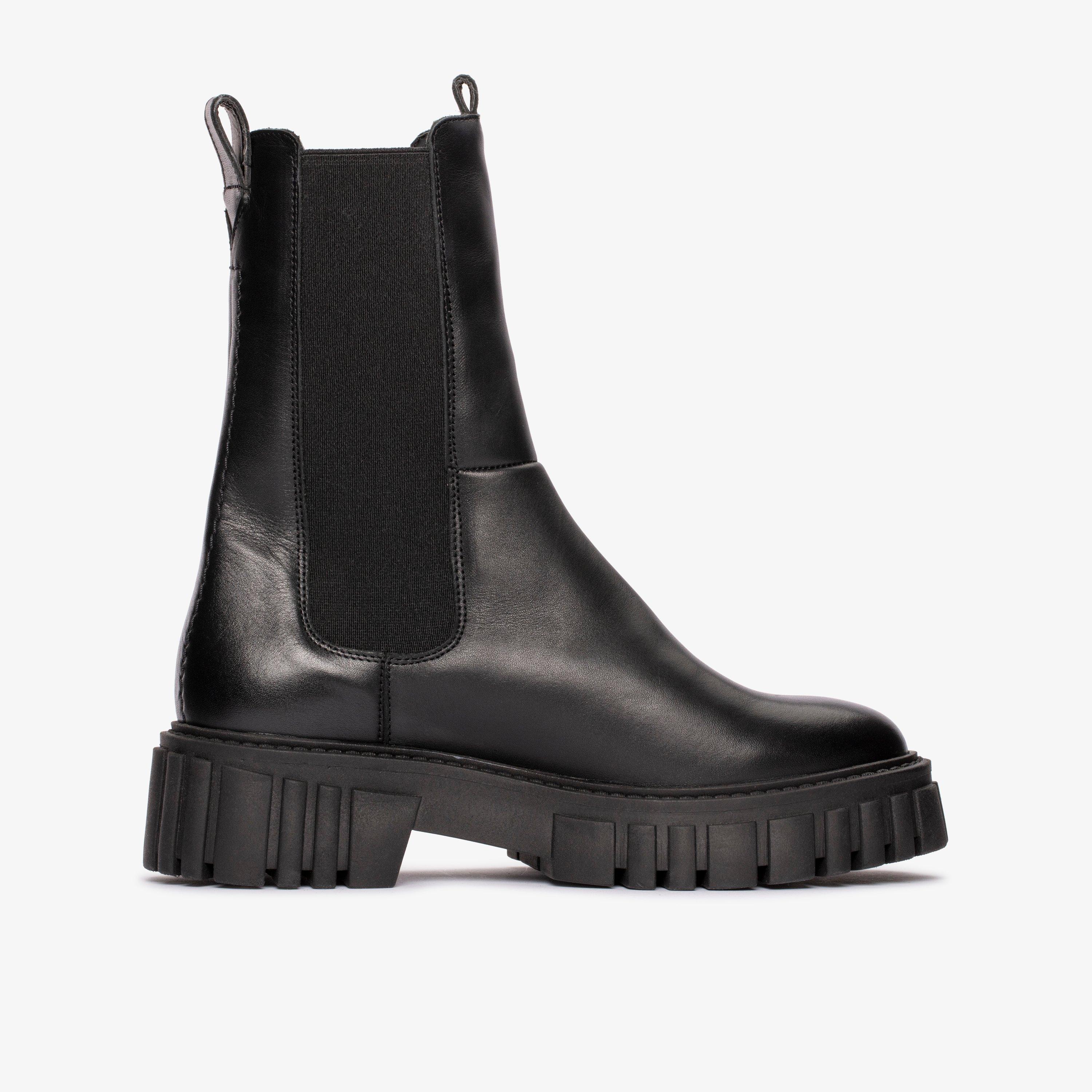 Black chelsea boots clarks best sale