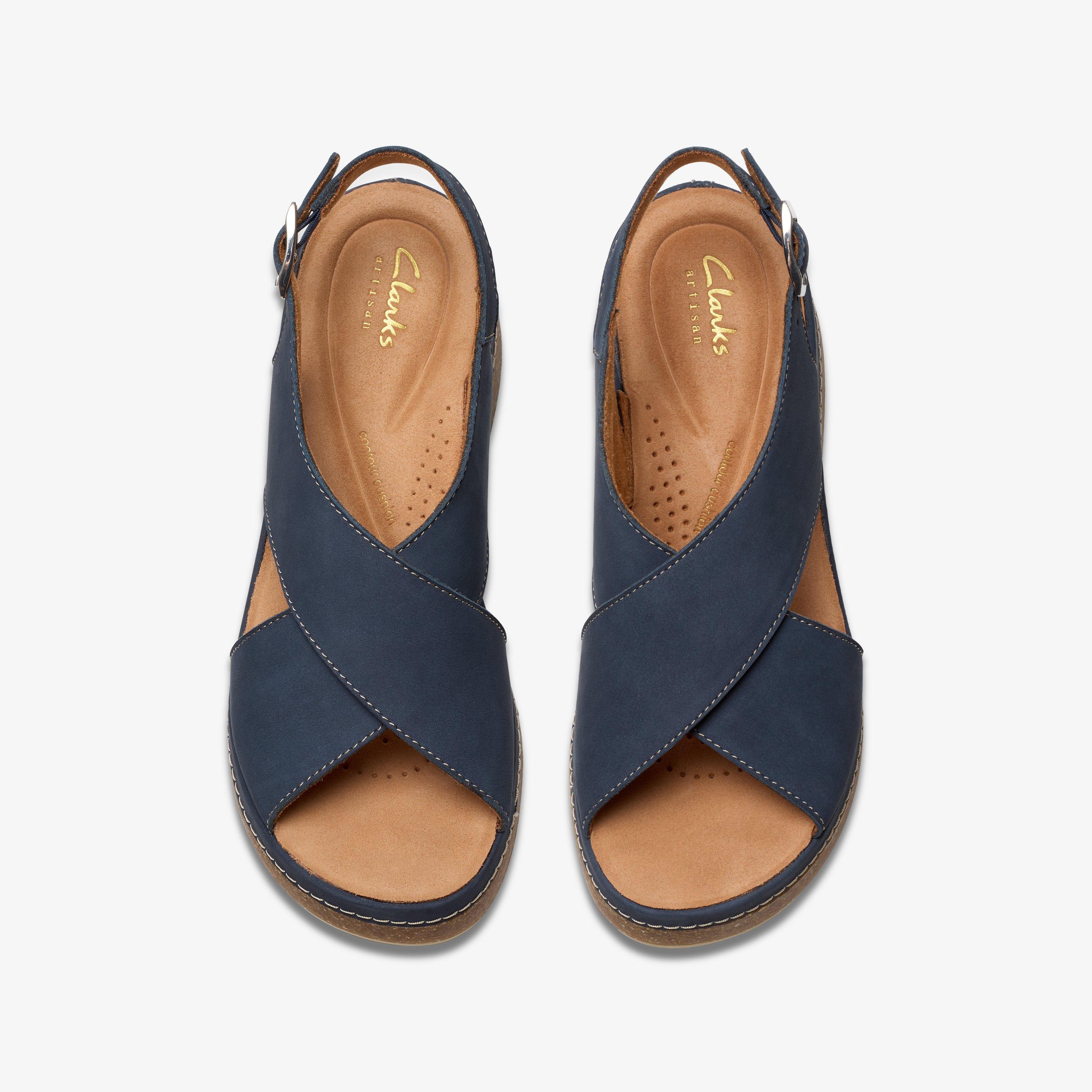 Clarks Sandalo Con Zeppa Da Donna – Modello Kassanda Step – Colore Sabbia (Nubuck) – Tacco Comodo, Taglia 37.5 EU