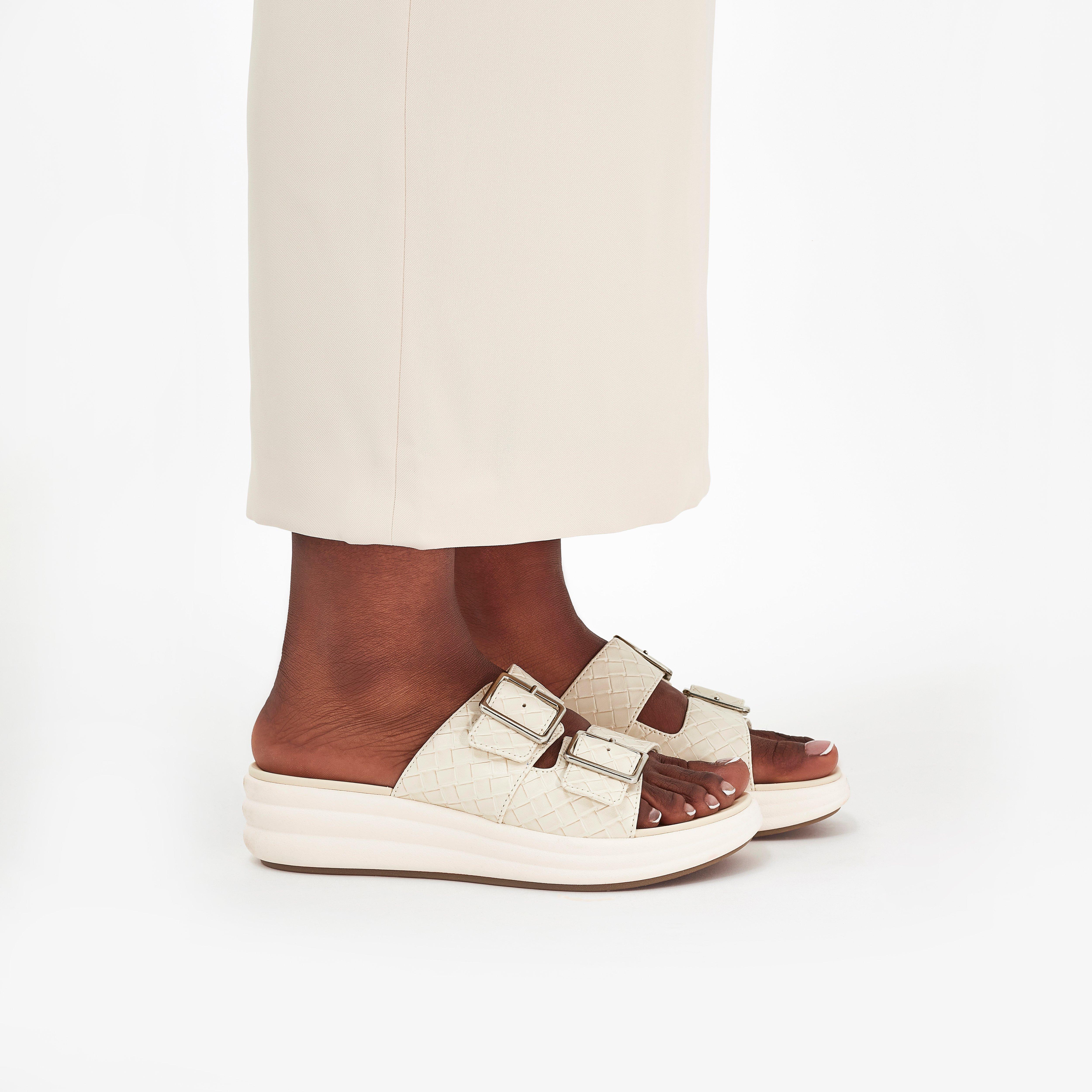 三彩　Clarks Cloudsteppers サンダル グレージュ 71436eVX8SL._UY900_.jpg