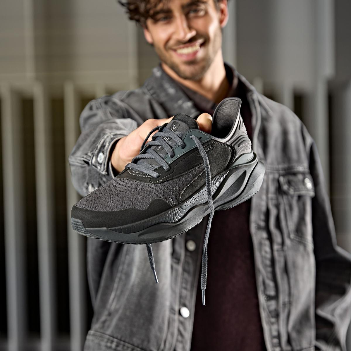 Clarks Pace — Black