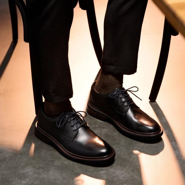 Clarks men's Burchill Derby black leather shoes.