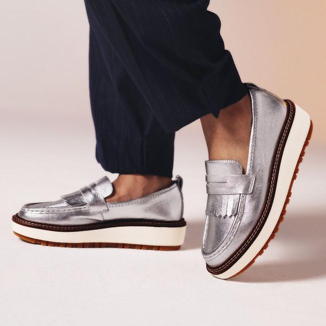 https://cdn.media.amplience.net/i/clarks/SS24%20W_Orianna_W_Loafer_Silver_Metallic_LIFESTYLE_ON_FOOT%20PP%203000x3000?fmt=auto&w=650