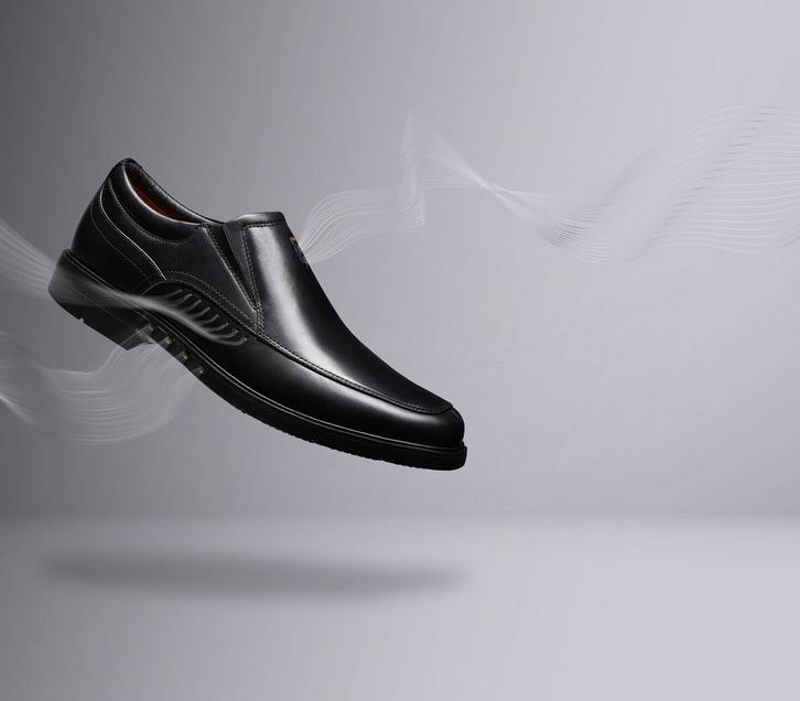 Side view of a Clarks Un Kendric Go on a grey background