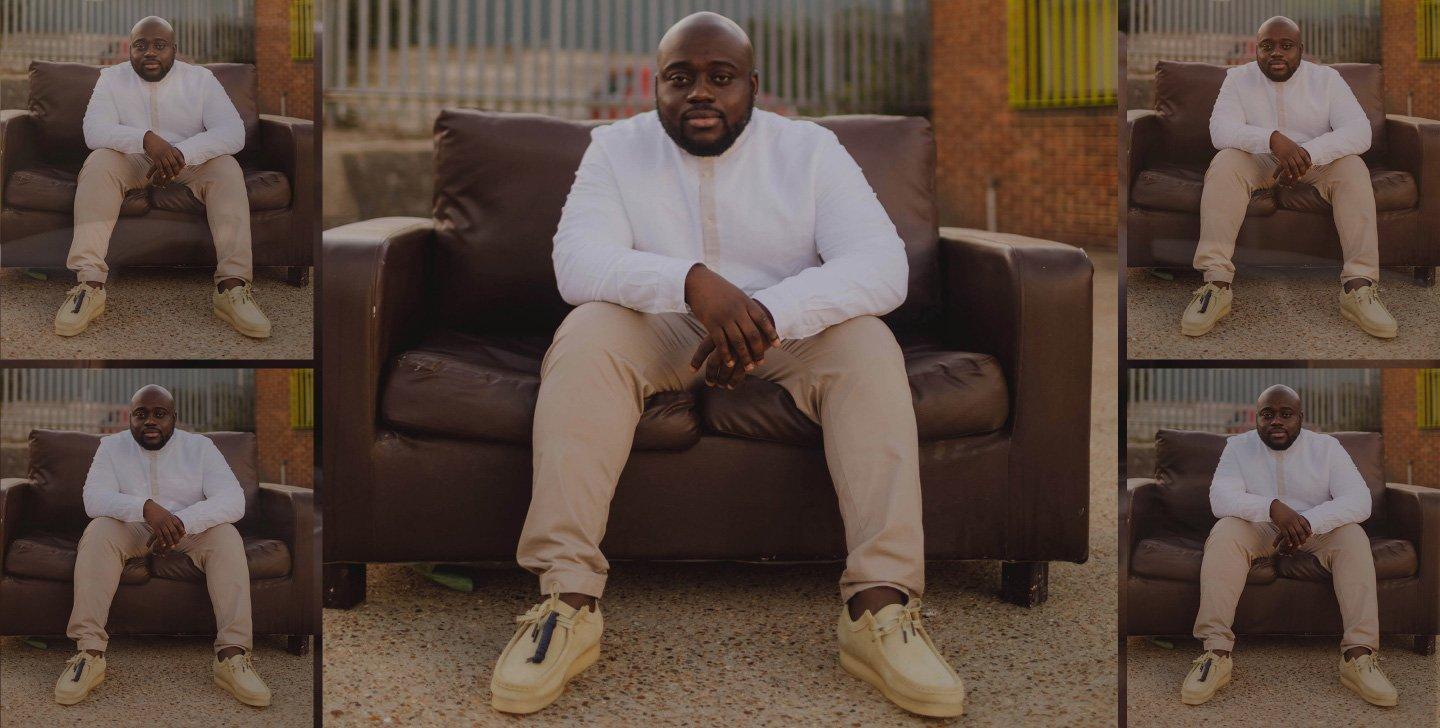Denzel portant du suède érable Wallabee 