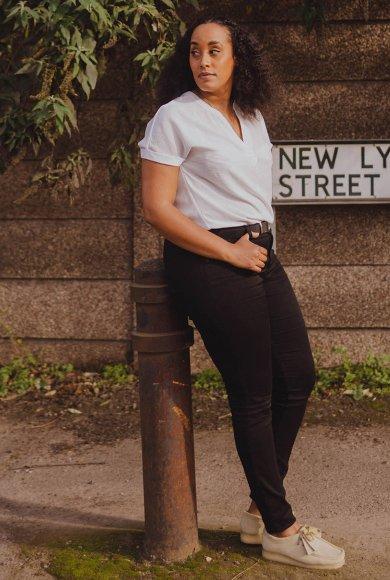 Tasha portant du suède érable Wallabee 
