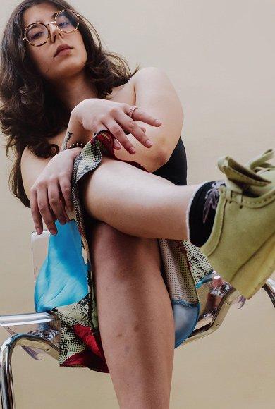 Joana portant des Wallabees en érable