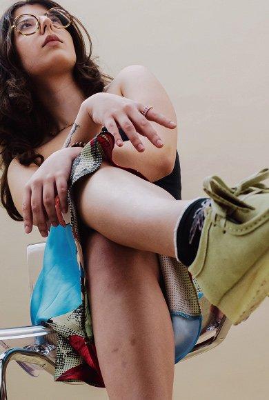 Joana portant des Wallabees en érable