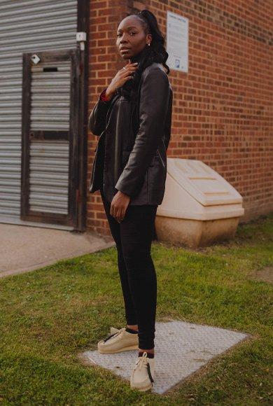 Winnie portant du suède érable Wallabee 