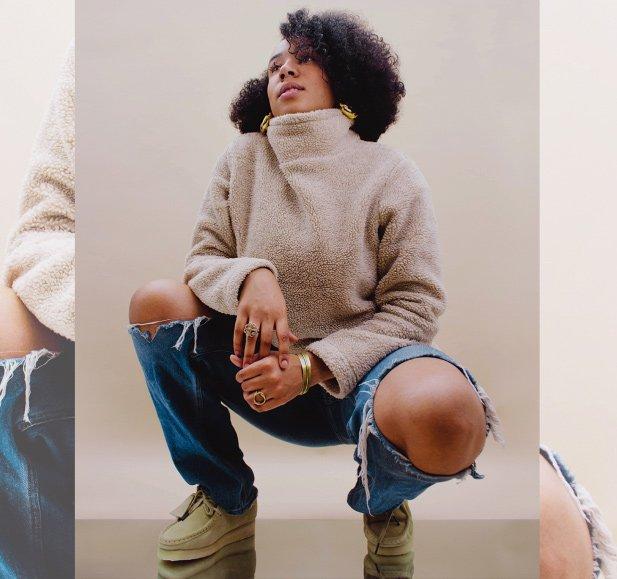 Elsie portant des Wallabees en érable