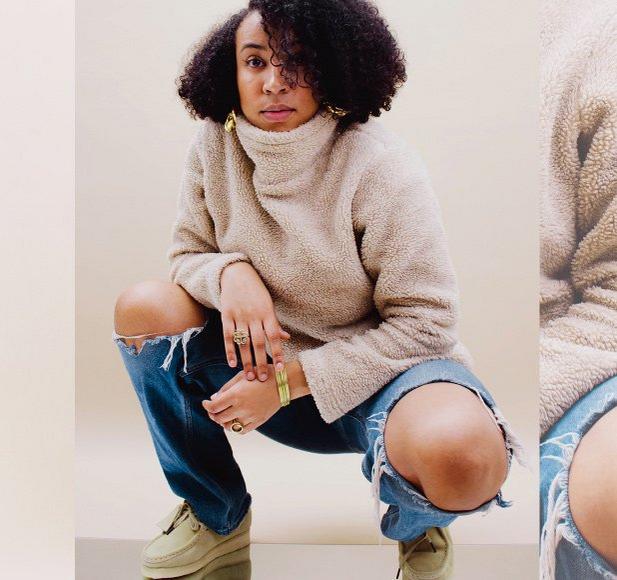 Elsie portant des Wallabees en érable