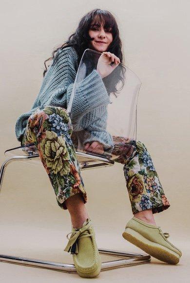 Sara portant des Wallabees en érable