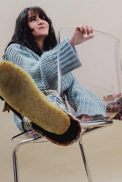 Sara portant des Wallabees en érable
