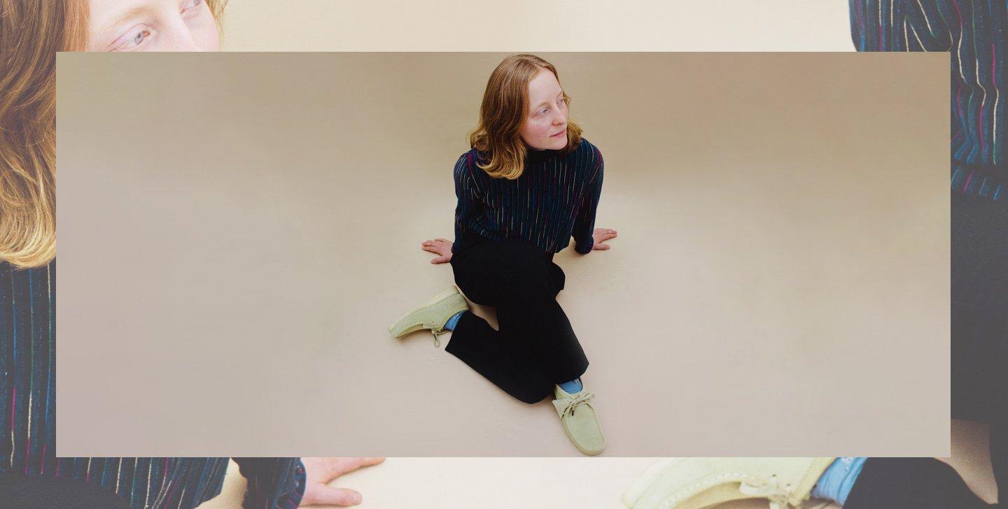 Zosia portant des Wallabees à l’érable