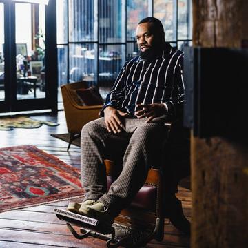 Raekwon s’est assis en portant des wallabees