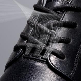 Close-up of black shoe Un Kendrick Way’s laces, with graphic of air flowing through three vents