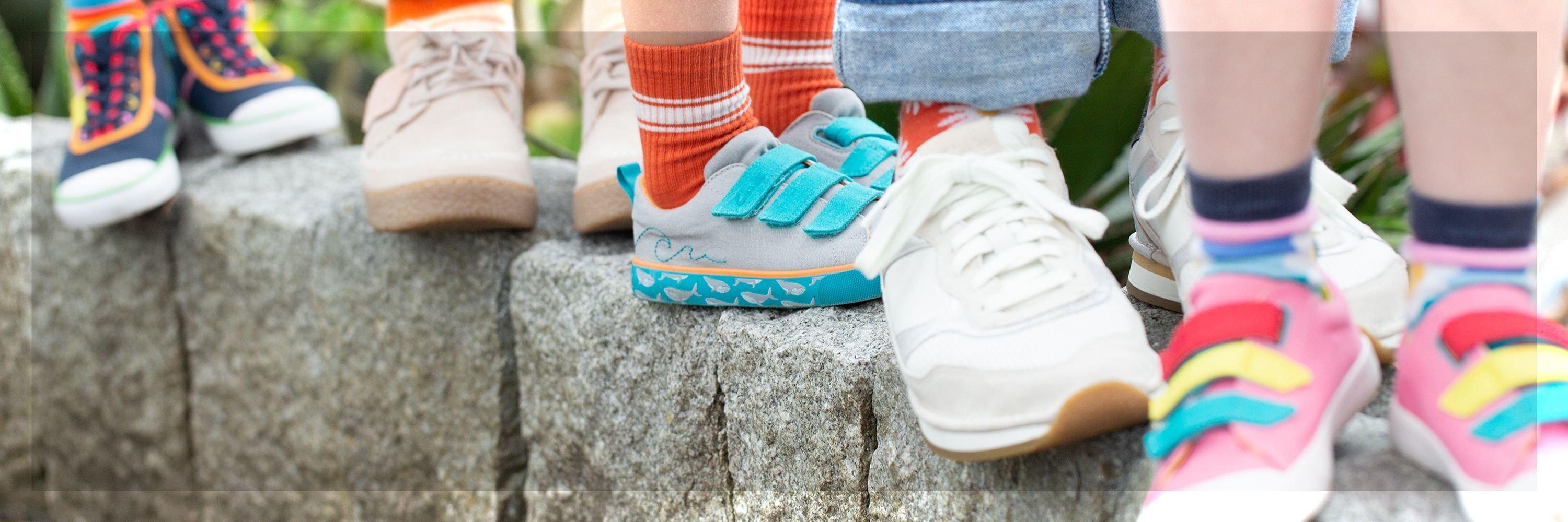 Gros plan des chaussures de la collection Frugi