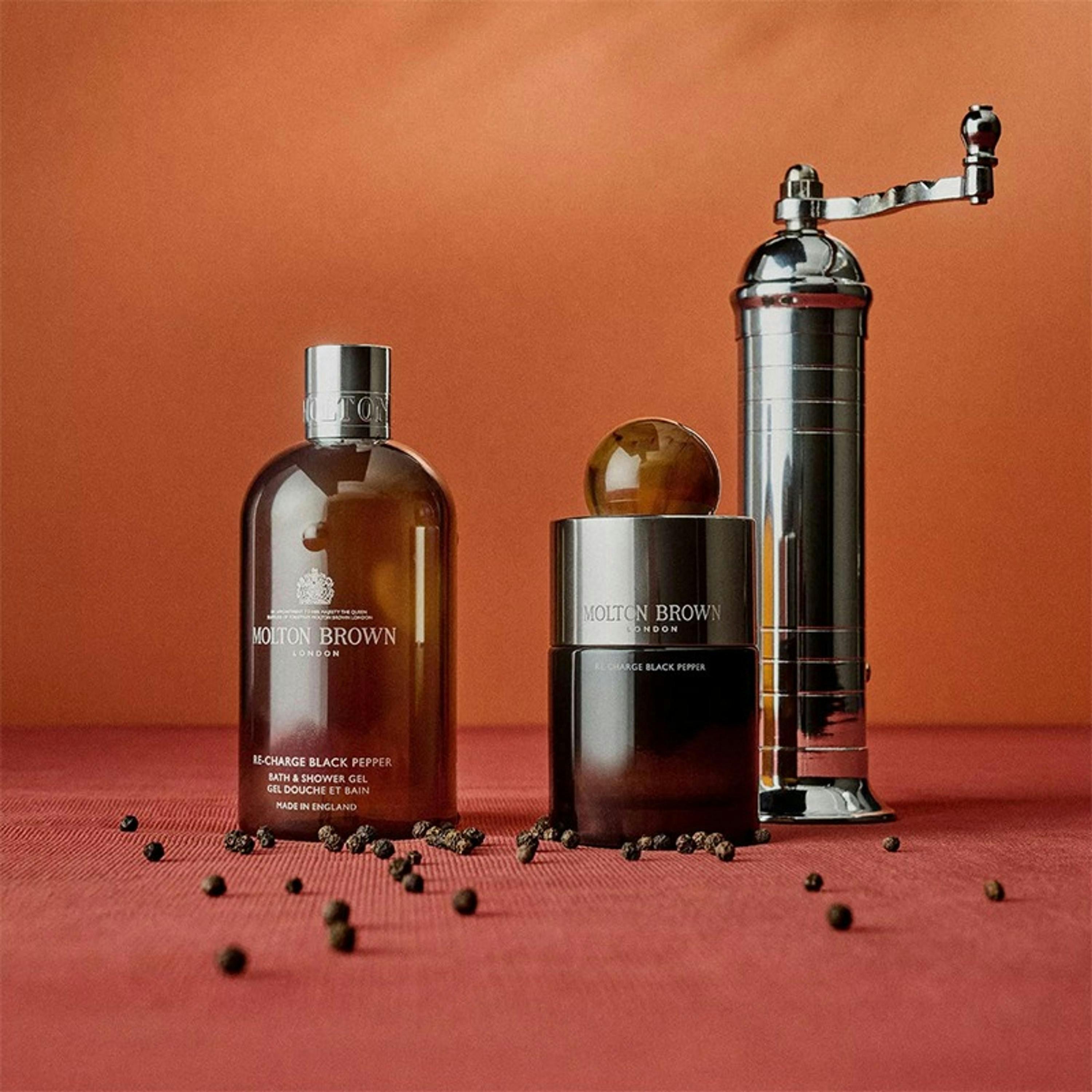 Molton Brown Black Peppercorn Bodywash 300 ml Single , view 3 of 3