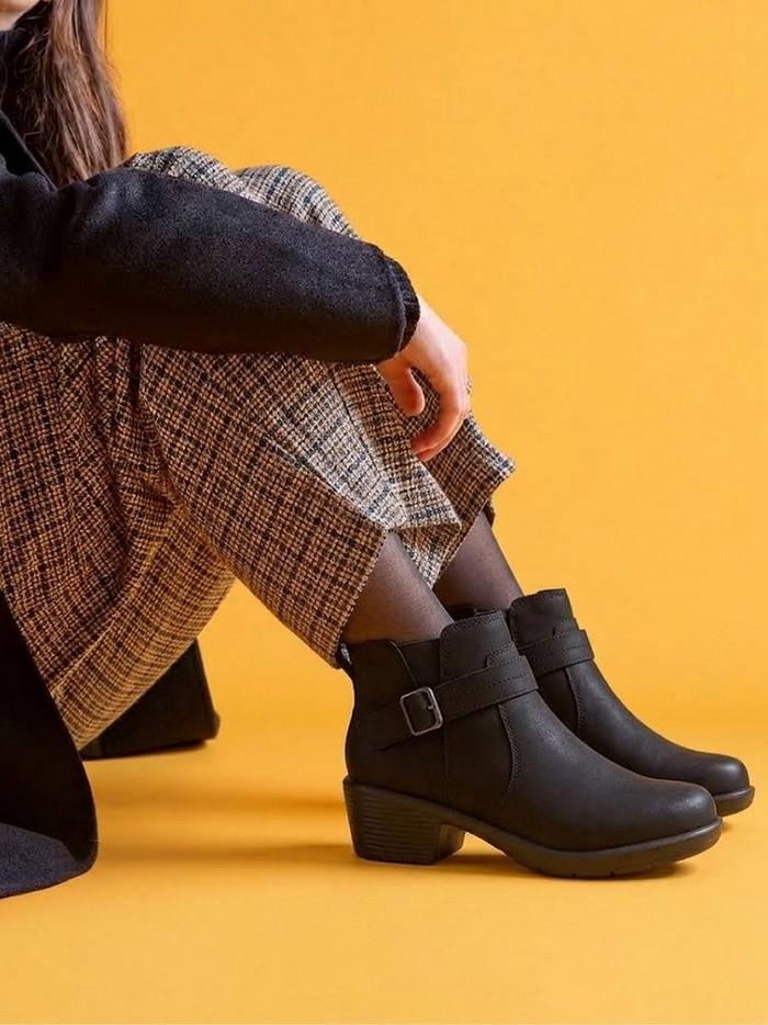 Kynnzie Rise in Black Leather
