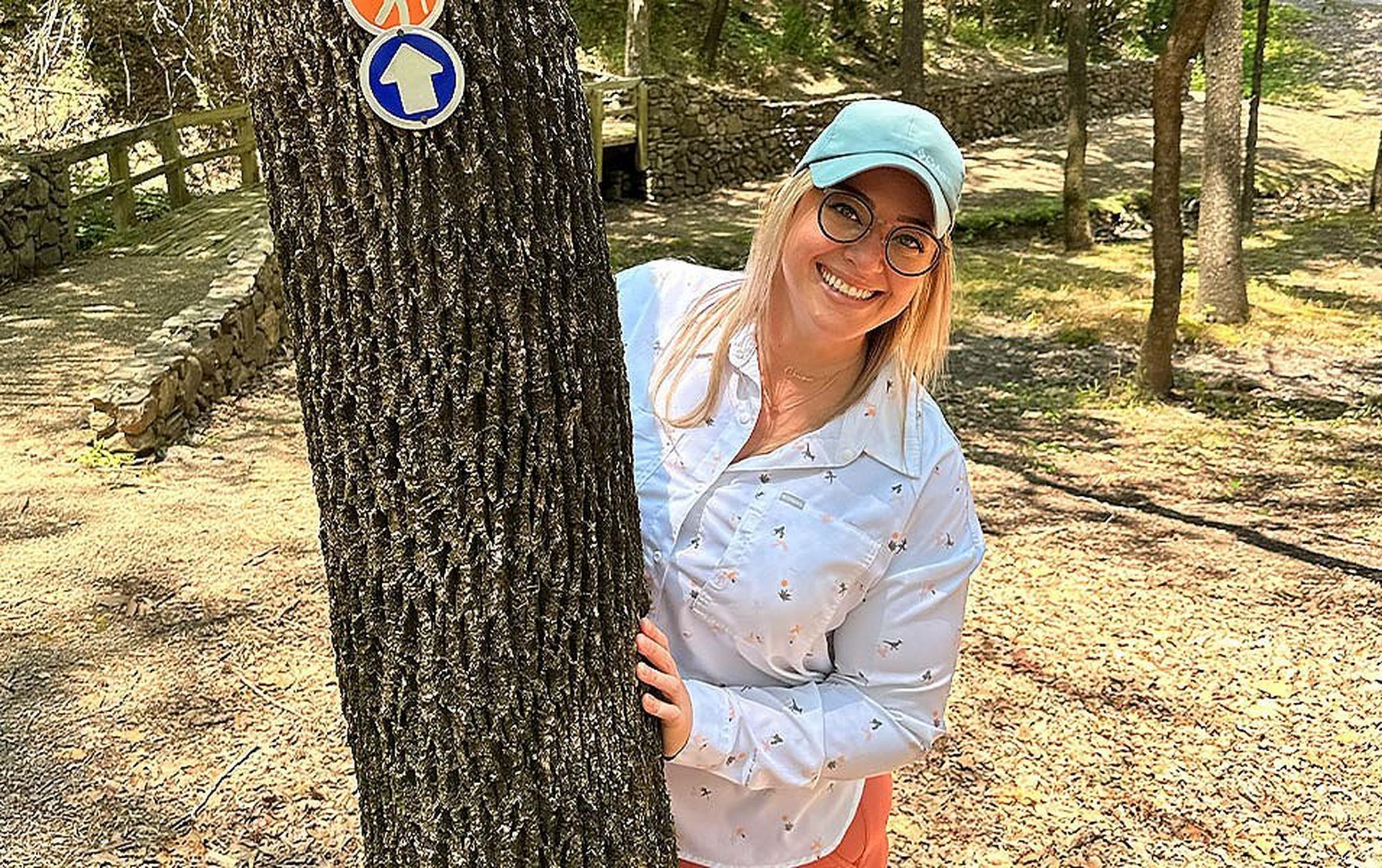 Chelsea McCurdy smiles at the camera wearing Columbia Sportswear’s Leslie Falls™ plus-size hiking shirt.