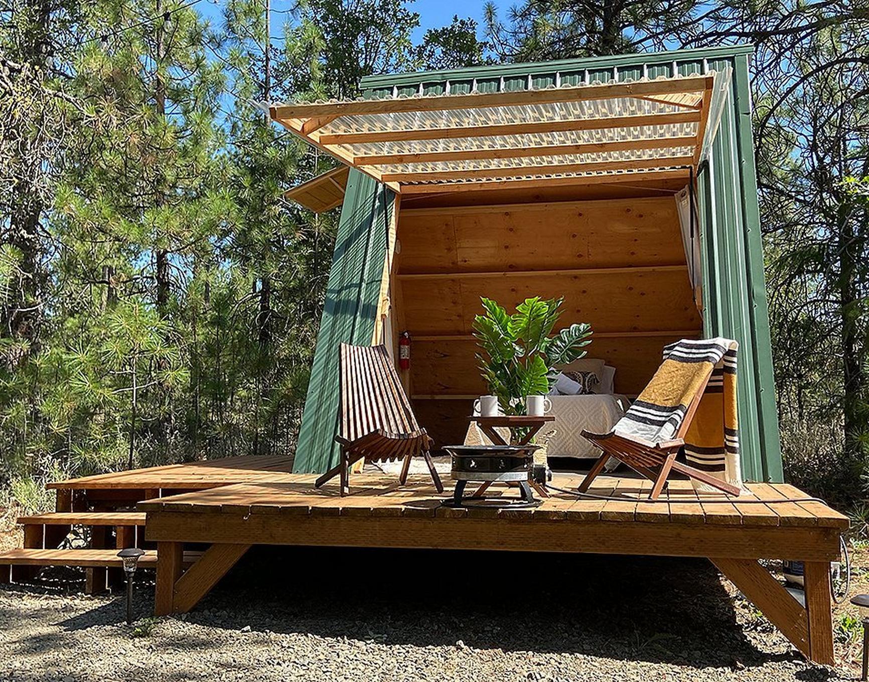 A cute A-frame glamping hut is pictured in the high desert at an Oregon campground.