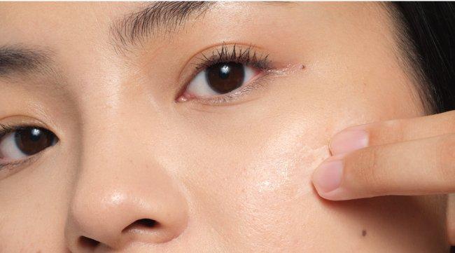 Application of Hyaluronic Acid 2% + B5 (with Ceramides) for dry skin