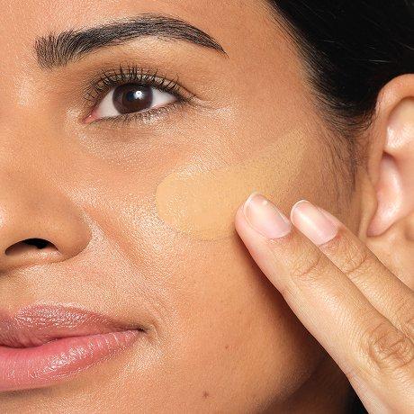 Model applying Serum Foundation