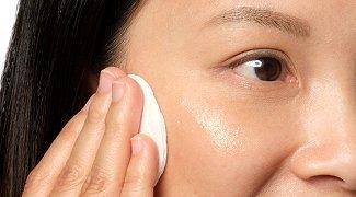 Person applying The Ordinary Multi-Acitve Delivery Essence to face