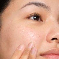 Person applying The Ordinary serum to face