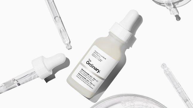 The Ordinary Niacinamide 10% + Zinc 1%: Skincare serum for reducing blemishes and controlling oil, presented with lab-like elements.