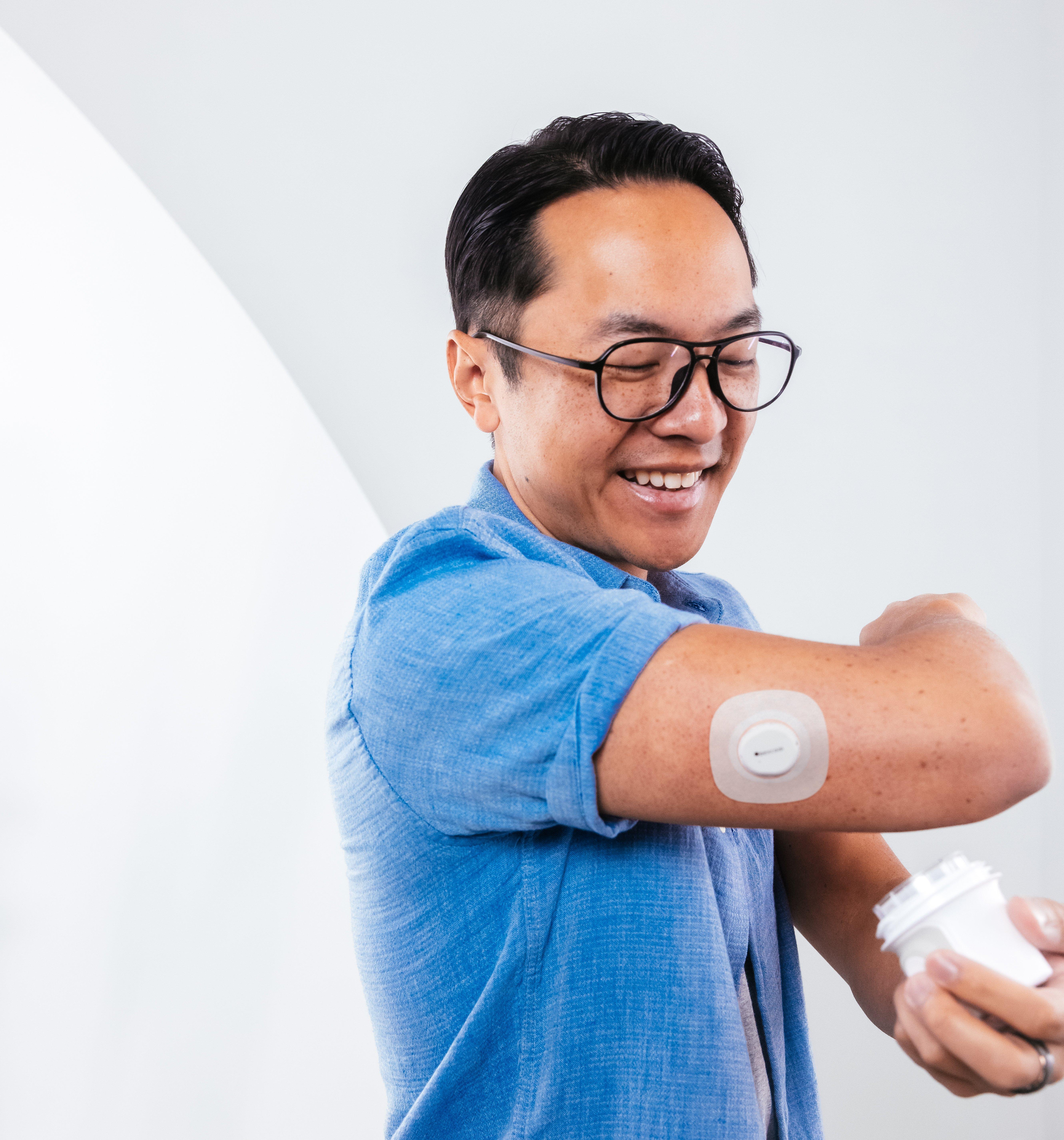 Person inserting the Dexcom G7 15 Day on his arm
