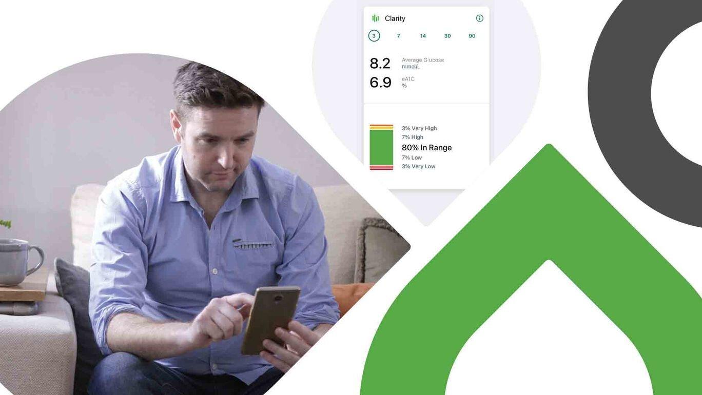 Vīrietis skatās tālrunī — video sīktēls