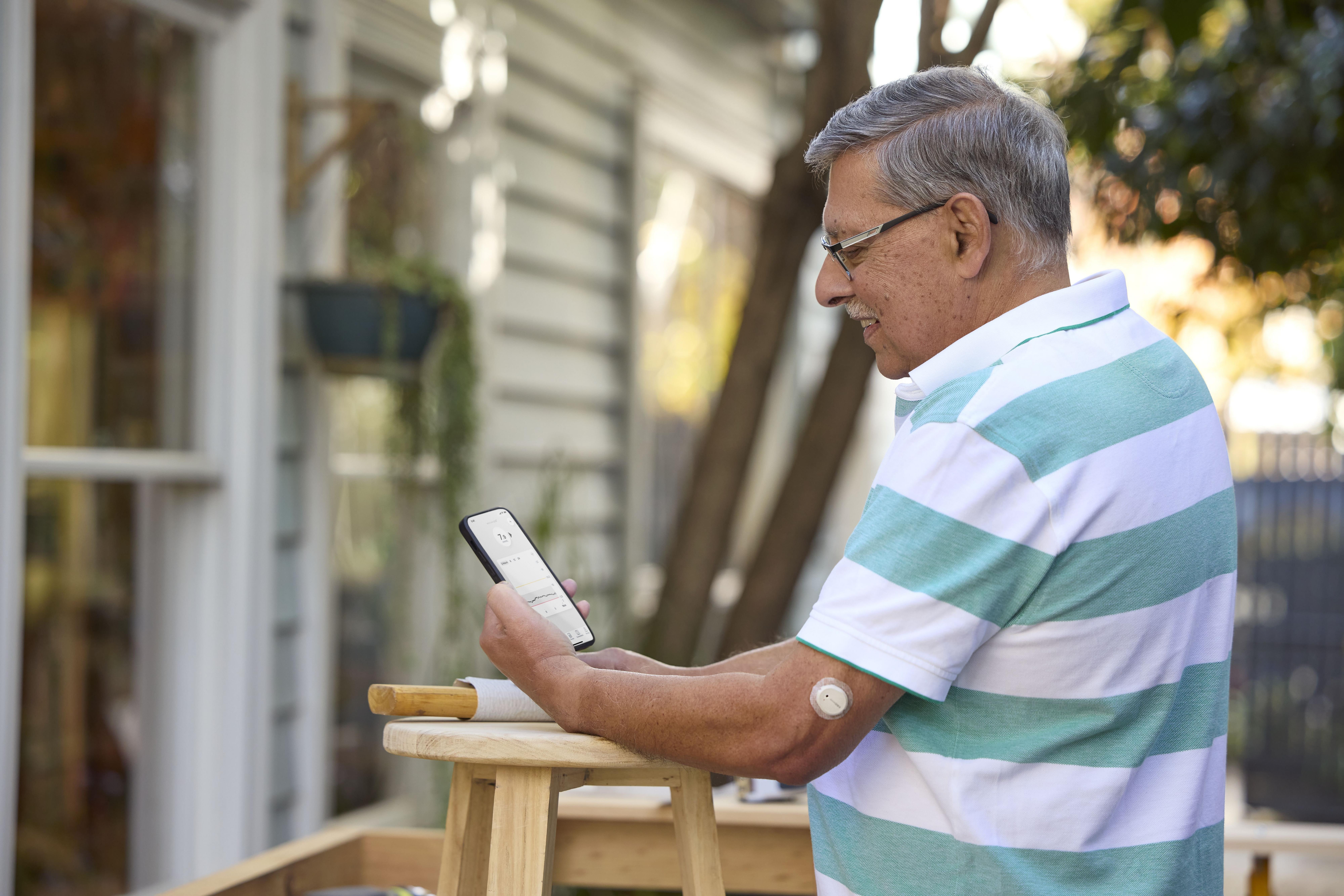 Woman wearing G7 sensor on her arm