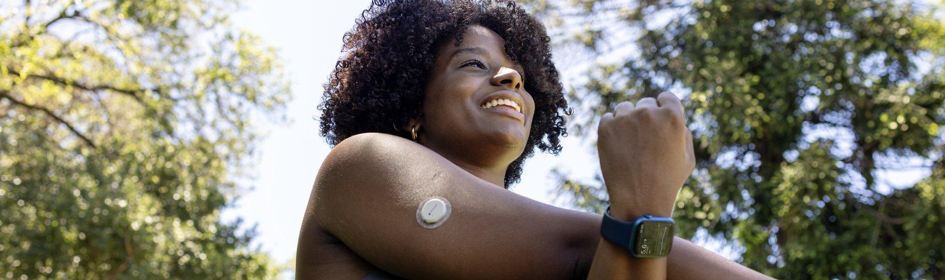 A Dexcom G7 user confidently warms up for her run knowing she can check her glucose hands free on her Apple watch.