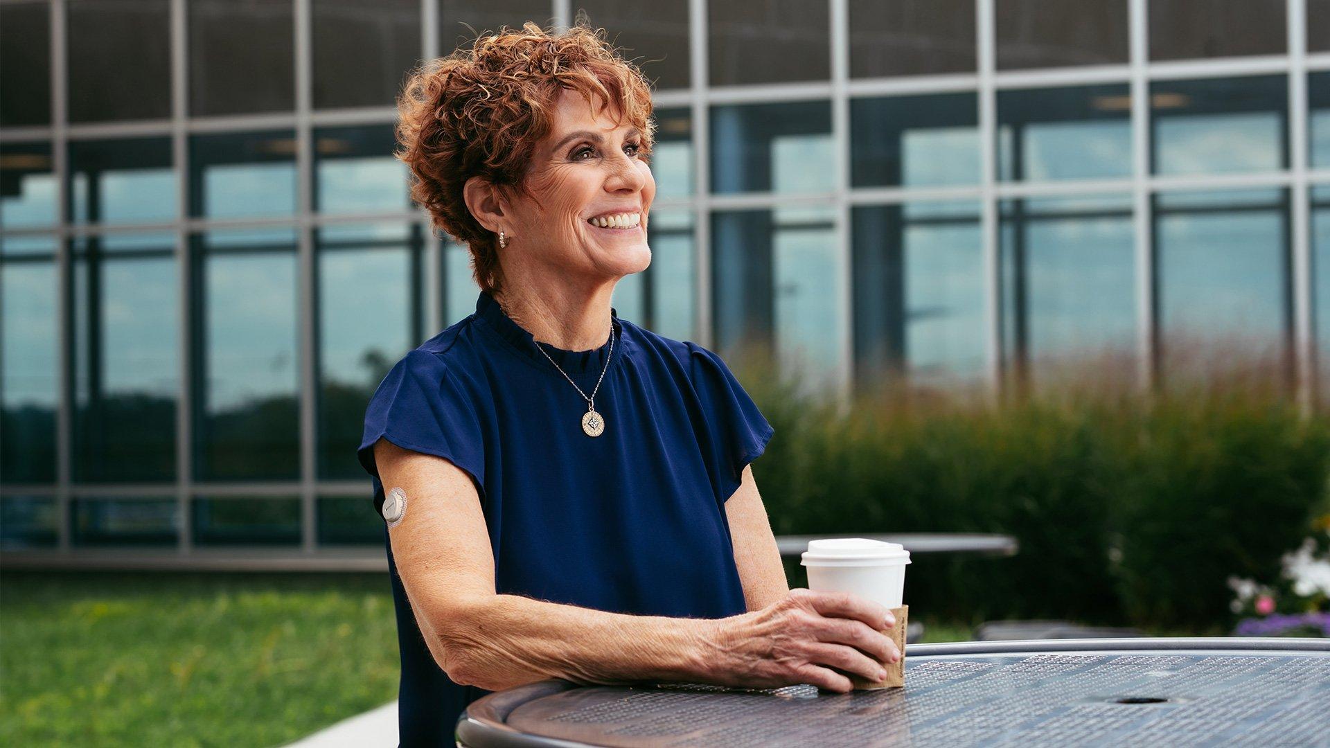 Woman drinking coffe