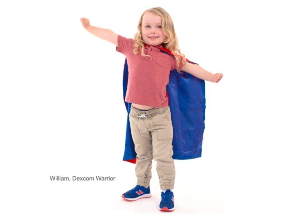 Bērns ar supervaroņa apmetni