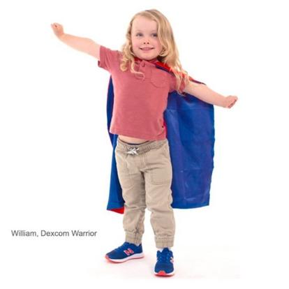 Copil cu pelerină de supererou
