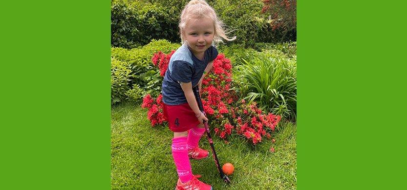 Hockeyfieber: Die 5-jährige Lilly ist ihrem Idol Timur Oruz dicht auf den Fersen